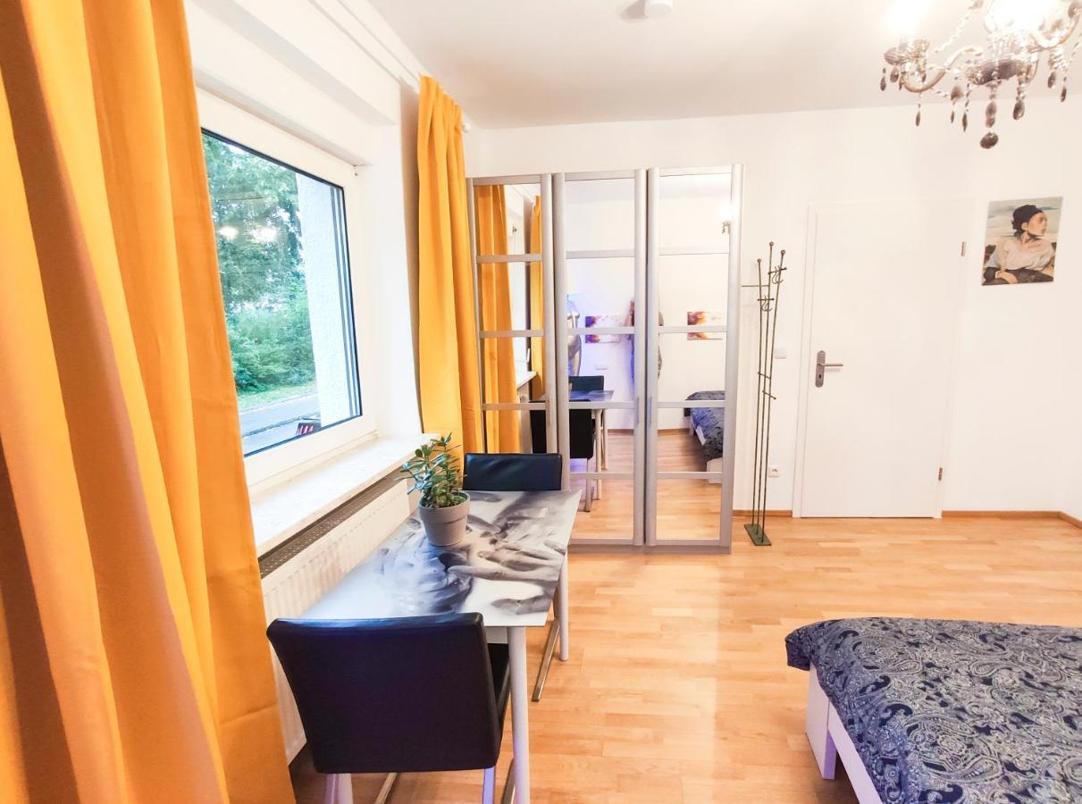 Modernes Zimmer Am Park Mit Garten, Huehner & Enten Мюнхен Екстериор снимка