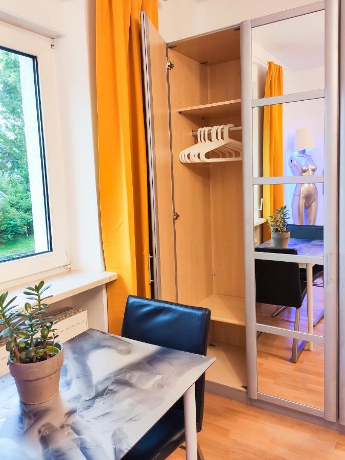 Modernes Zimmer Am Park Mit Garten, Huehner & Enten Мюнхен Екстериор снимка